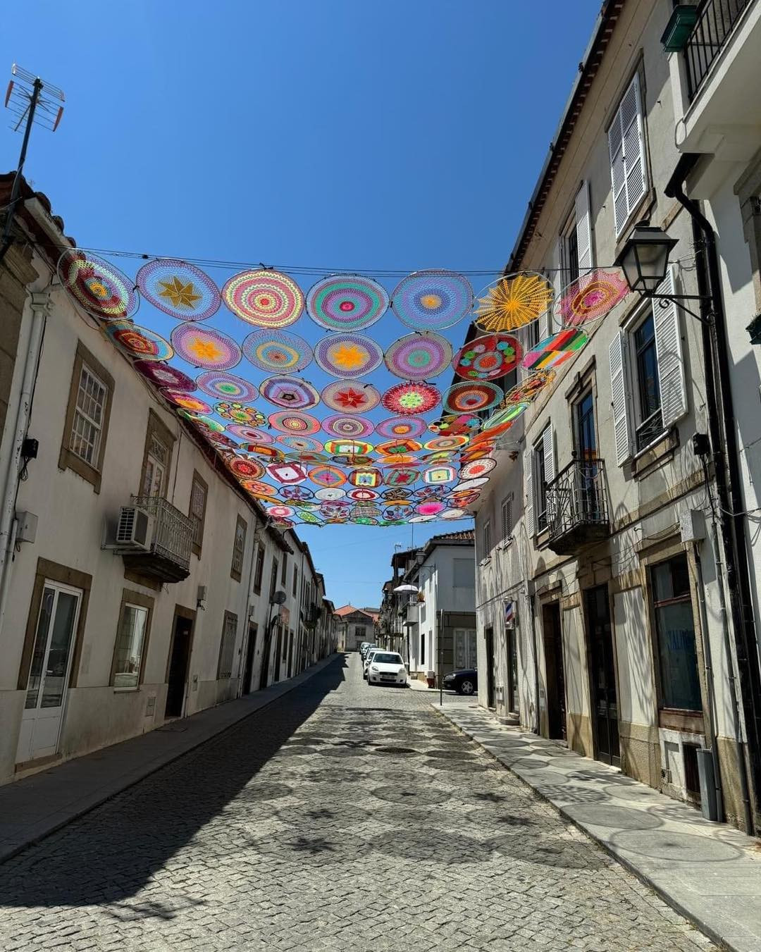 Peças de crochê enfeitam zona histórica de Mogadouro